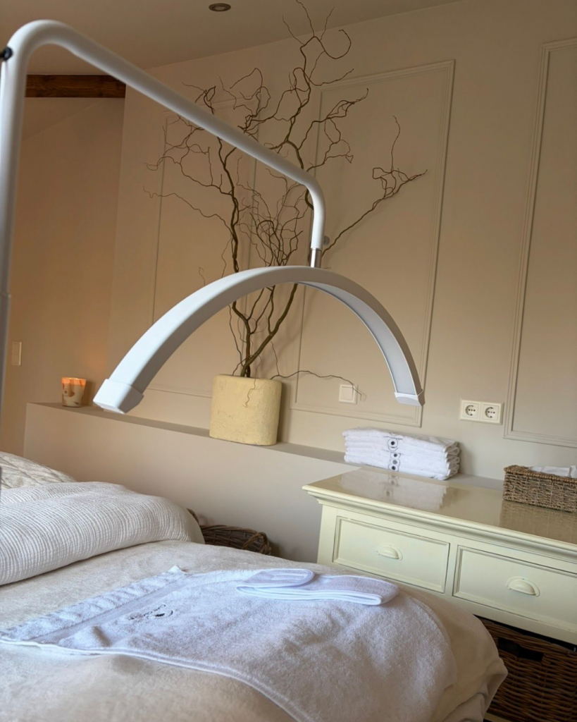 Heller Behandlungsraum im Skin Atelier Alisa