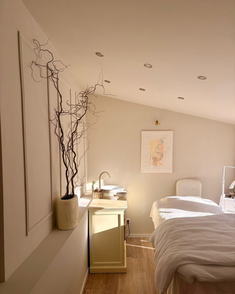 Heller Behandlungsraum im Skin Atelier Alisa